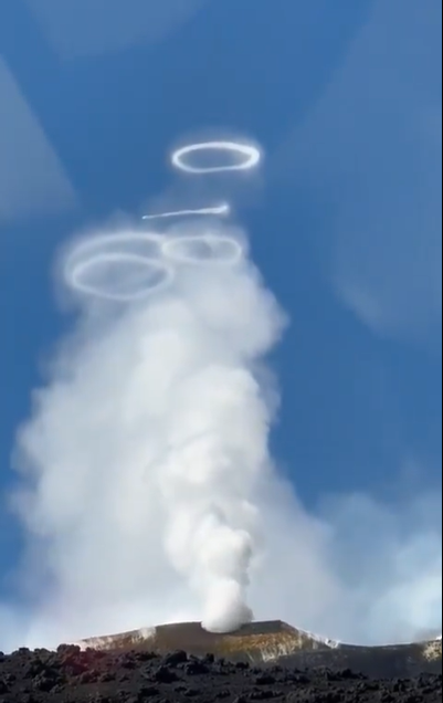 Cercuri de fum ies din Vulcanul Etna, din Italia / Foto: Captură Video
