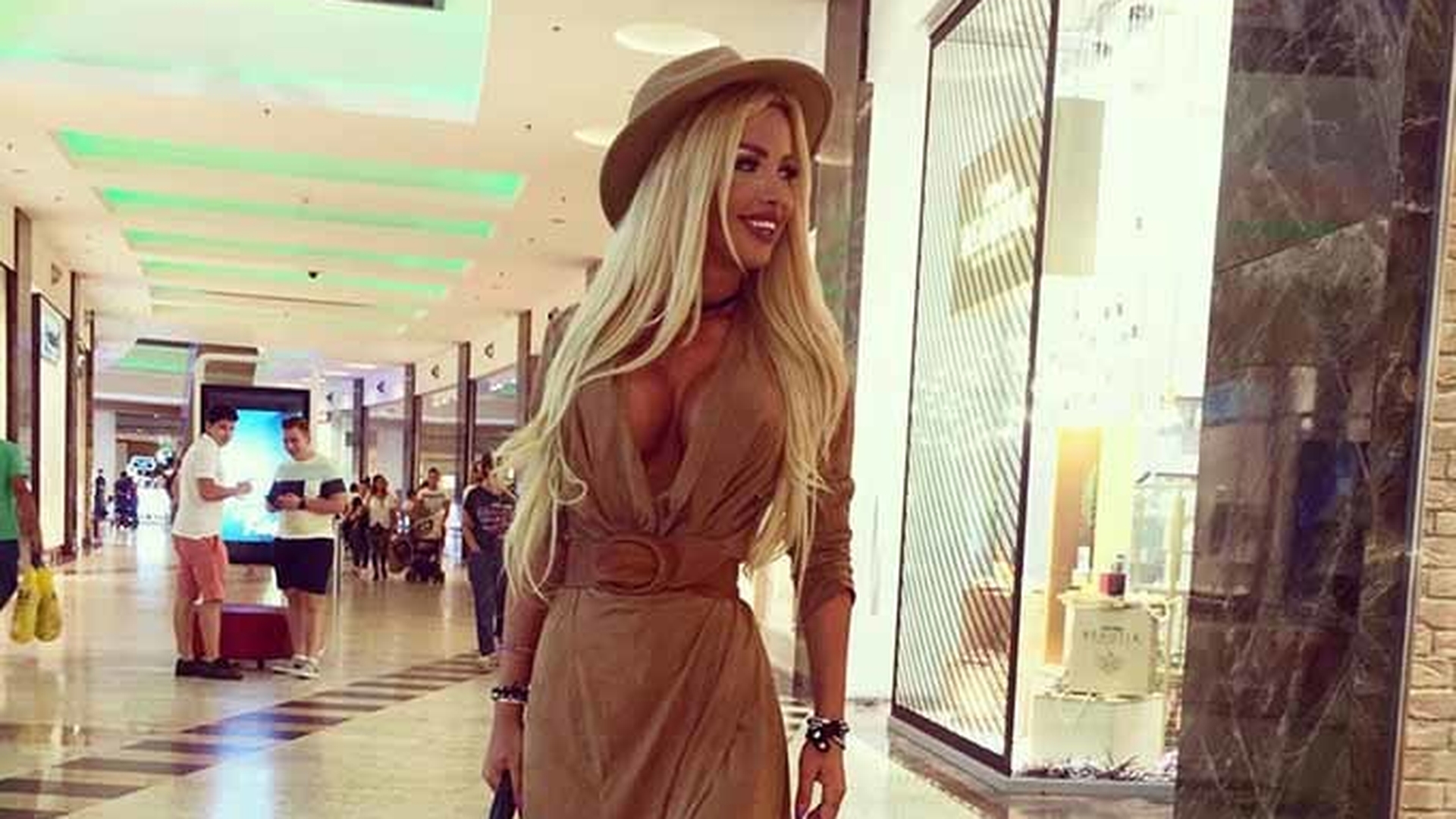 LOREDANA CHIVU s-a pozat sexy la piscină, dar fanii au observat un detaliu ruşinos! "Groaznic se vede..."