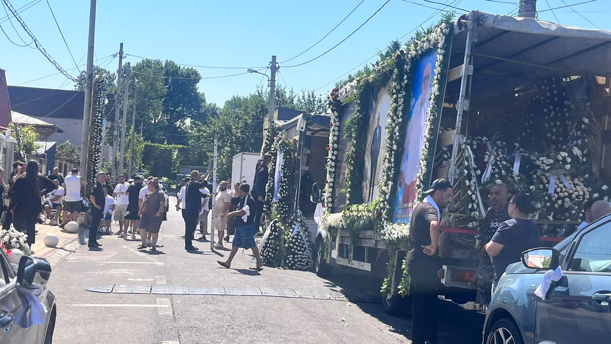 Tudor Spoitoru, condus pe ultimul drum de zeci de oameni. Gestul sfâșietor făcut de familie înaintea despărțirii definitive