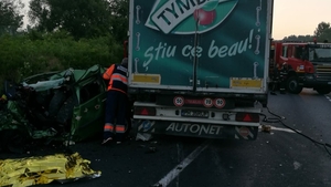 Ucis de oboseală. Un tânăr din Pucioasa a adormit la volan și a intrat într-un TIR, pe DN 71
