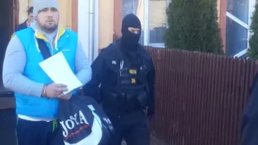 Procurorii au dat lovitura! Fostul iubit al unei cantarete de la noi, ridicat de mascati intr-un dosar privind traficul de droguri