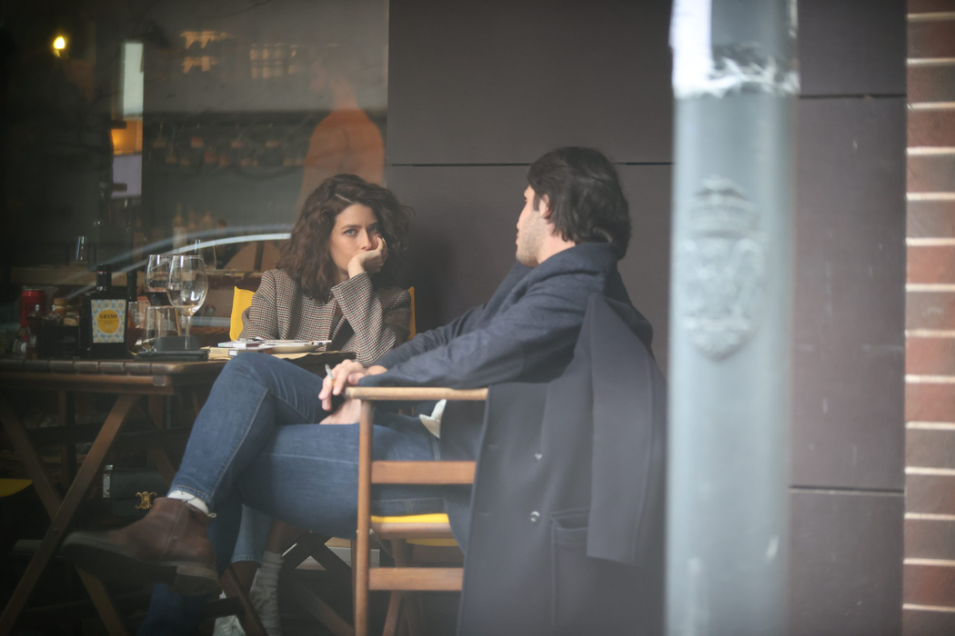 Alice Peneacă s-a prăpădit de râs, alături de un misterios bărbat, la un pahar de vin (Foto: CANCAN.RO)