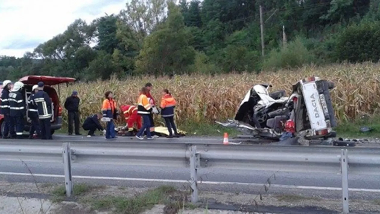 ULTIMA ORA! Accident teribil in Falticeni! Un mort si cinci raniti dupa ce un microbuz a intrat intr-o betoniera
