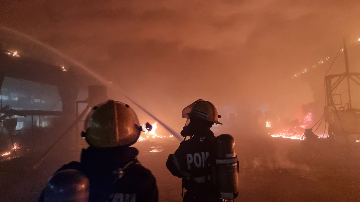 Incendiu de proporții la o fabrică de polistiren din Dâmboviţa. Autoritățile au emis mesaj Ro-Alert