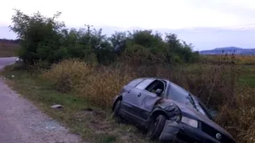 O fată de 14 ani din Argeş a luat maşina tatălui ei şi a ajuns cu ea în şanţ