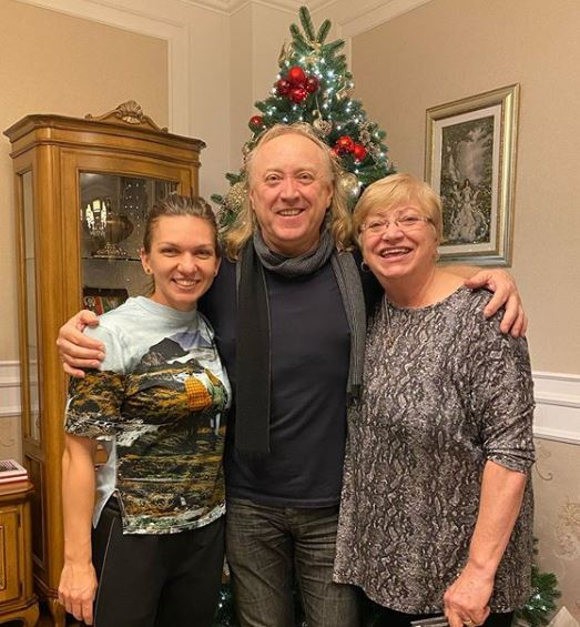 Mama lui Toni Iuruc, Genica (dreapta), s-a fotografiat de Crăciun cu Simona Halep și Ștefan Hrușcă