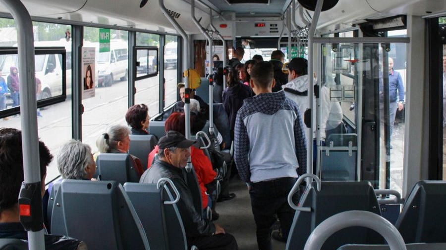 Scene halucinante în autobuzul 47 din Iași. Cum s-au răzbunat călătorii pe o pensionară care ocupa un scaun cu sacoșa de cumpărături