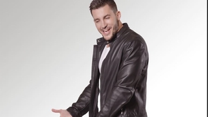 Povestea uluitoare a cântărețului-dentist! S-a ”încins” cu tata-socru pentru Mădălina! + Cum arată sexy-șatena pe care a cucerit-o