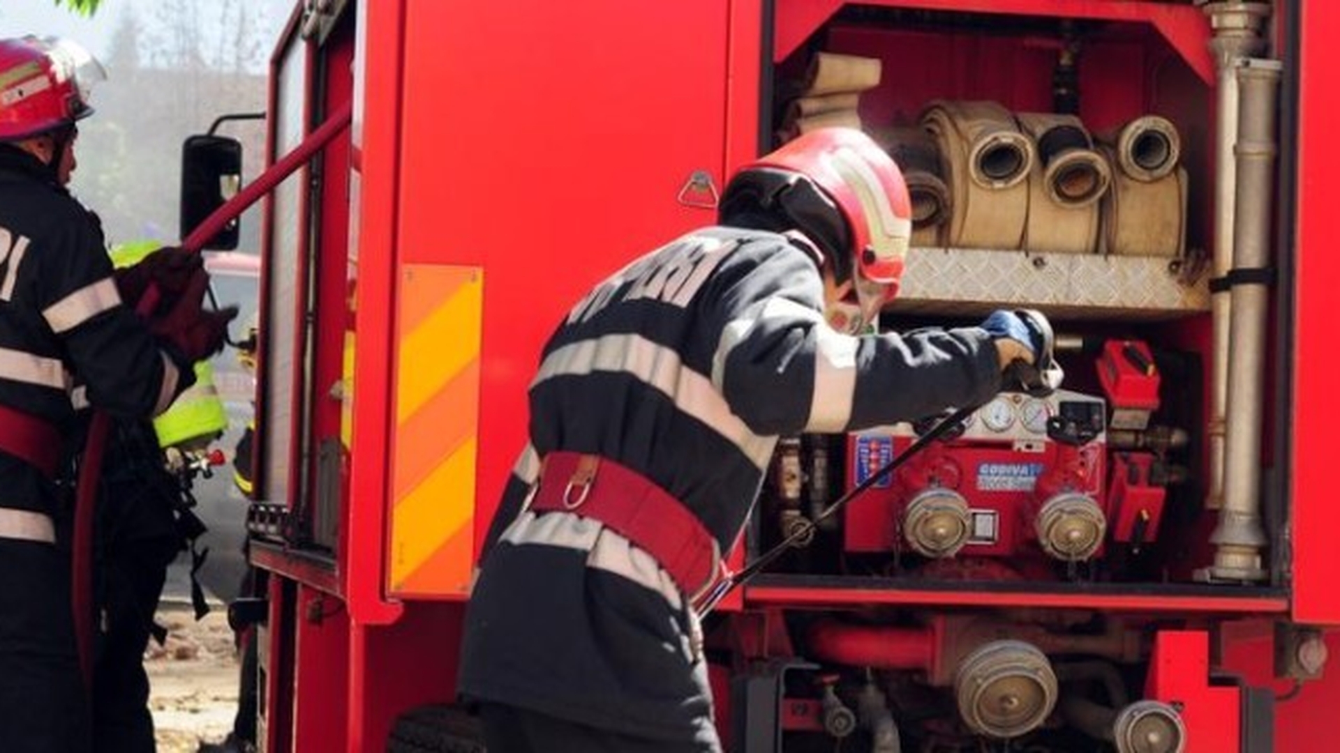 TIR în flăcări la Mihăileşti. Pompierii au intervenit de urgenţă