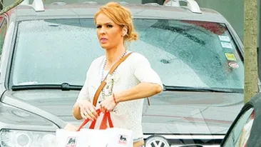 Cand sotul fotbalist nu e acasa, Diana Munteanu cara ca hamalul