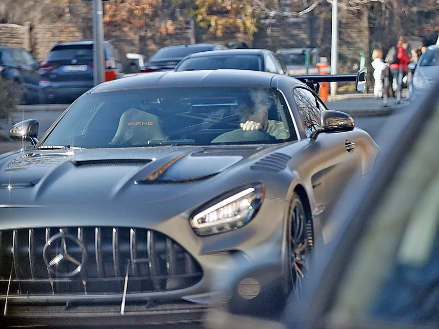 Dani Olăroiu își face talentul la volanul bolidului de peste 600 de mii de euro