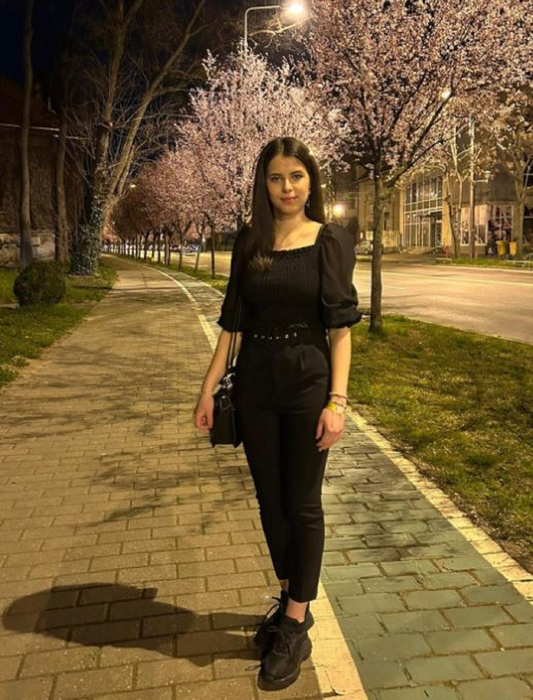 Ea este tânăra găsită moartă într-un apartament din Timişoara. Andreea era studentă la Medicină şi avea toată viaţa în faţă