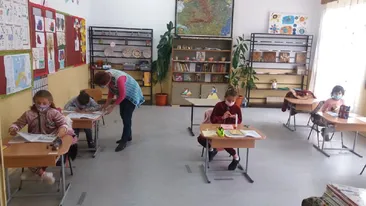 Povestea școlii cu cinci elevi din Comănicea. Doi sunt în grupa 0, doi în clasa a III-a şi unul în clasa a IV-a