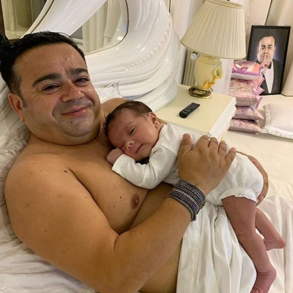 Lux și opulență în vila lui Adrian Minune din Ștefăneștii de Jos! Ce tablou emoționant are manelistul în livingul casei