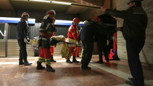 S-a sinucis în București! S-a aruncat în fața metroului