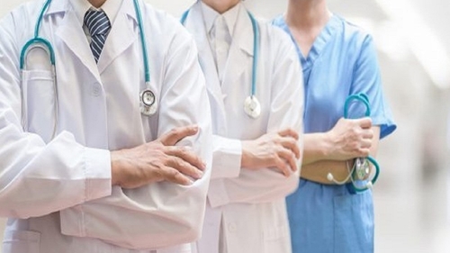 Cum a fost umilit Oliviu, un tânăr tătic din Timișoara, atunci când a mers cu fetița de 3 ani la un control medical. Copila a fost examinată afară, în frig și...