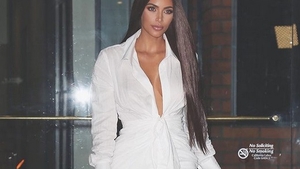 Kim Kardashian a pozat goală. Ea își promovează un nou parfum care va avea forma corpului ei