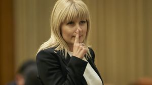 Ce vești a primit Elena Udrea: cu un ochi râde și cu altul plânge în hohote! Ce sumă COLOSALĂ de bani e la mijloc