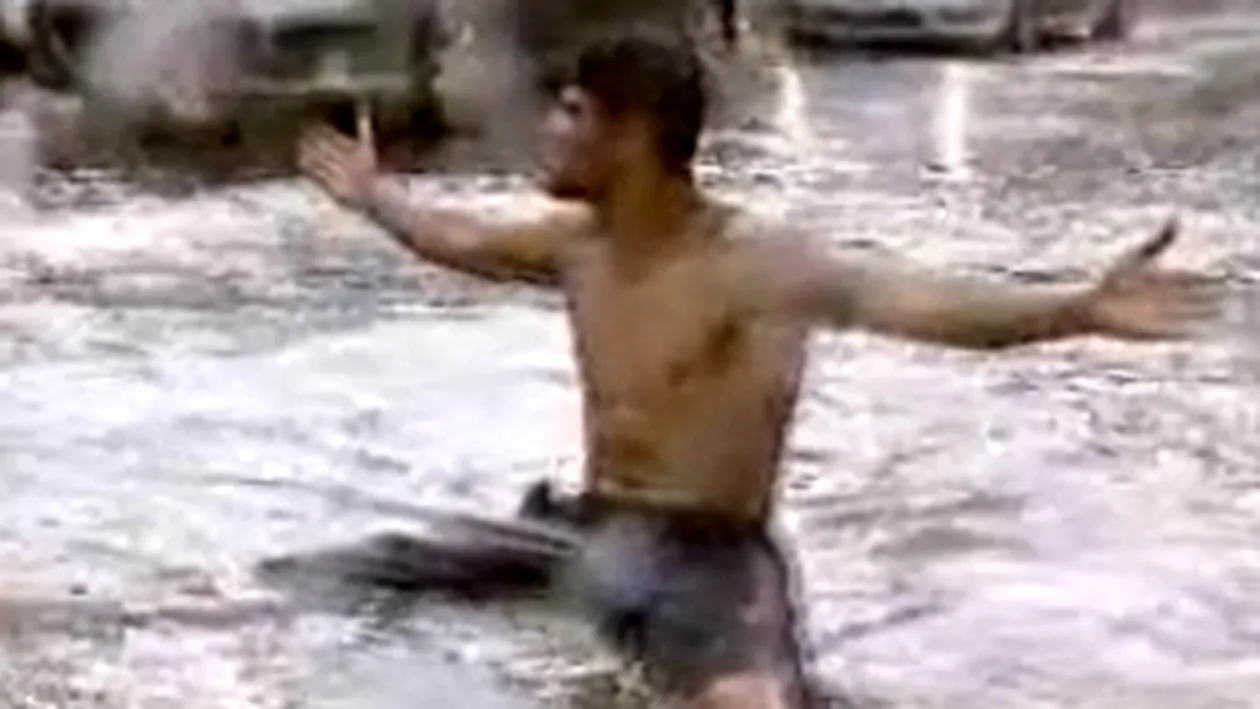 De necrezut! Un tanar inoata intr-o balta dintr-o intersectie din Bucuresti