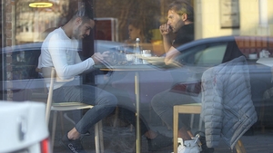 VIDEO EXCLUSIV. Exilaţii lui Gigi Becali au făcut "terapie de grup" la cafenea