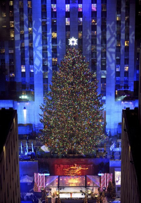 S-au aprins luminiţele în celebrul Rockefeller Center din New York! Vezi cum arată bradul din acest an. Imaginile sunt spectaculoase