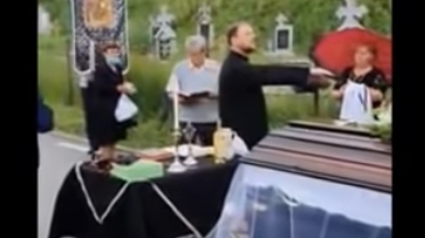 Scandal la o înmormântare în Cluj. Preotul: ”Nu încep până când familia nu-și cere iertare de la mine!” VIDEO