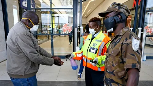 Africa de Sud, noi restricții pentru a stopa răspândirea coronavirusului. Ce nu vor mai găsi oamenii în magazine