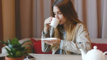 Băutura naturală care te scapă de balonare, constipație şi scade colesterolul. Cum să o prepari