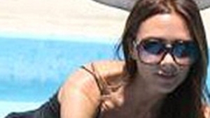 Ipostaza incredibila in care a fost surprinsa Victoria Beckham! Vezi ce a facut-o sa zambeasca in public, pentru prima oara in ultimele luni!