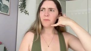 Tânăra din imagine suferă de "Sindromul Polonia". I-a crescut un singur sân
