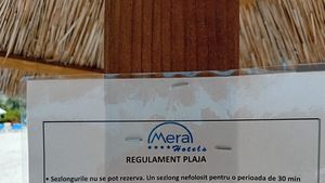 Anunț ireal pe plajă, postat de managerul unui hotel de 4 stele din Cap Aurora: "Șezlongurile nu se pot..."