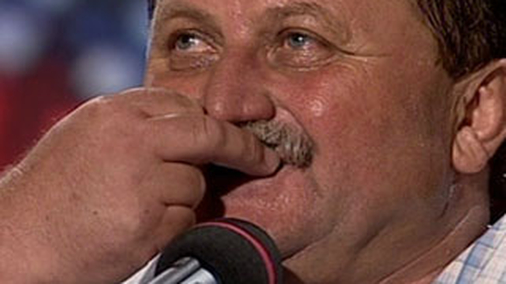 Un primar din judetul Arad a vrut sa castige marele premiu de la "Romanii au talent" cantand la frunza! Mihai Petre: "Mai bine ramaneti la politica!"