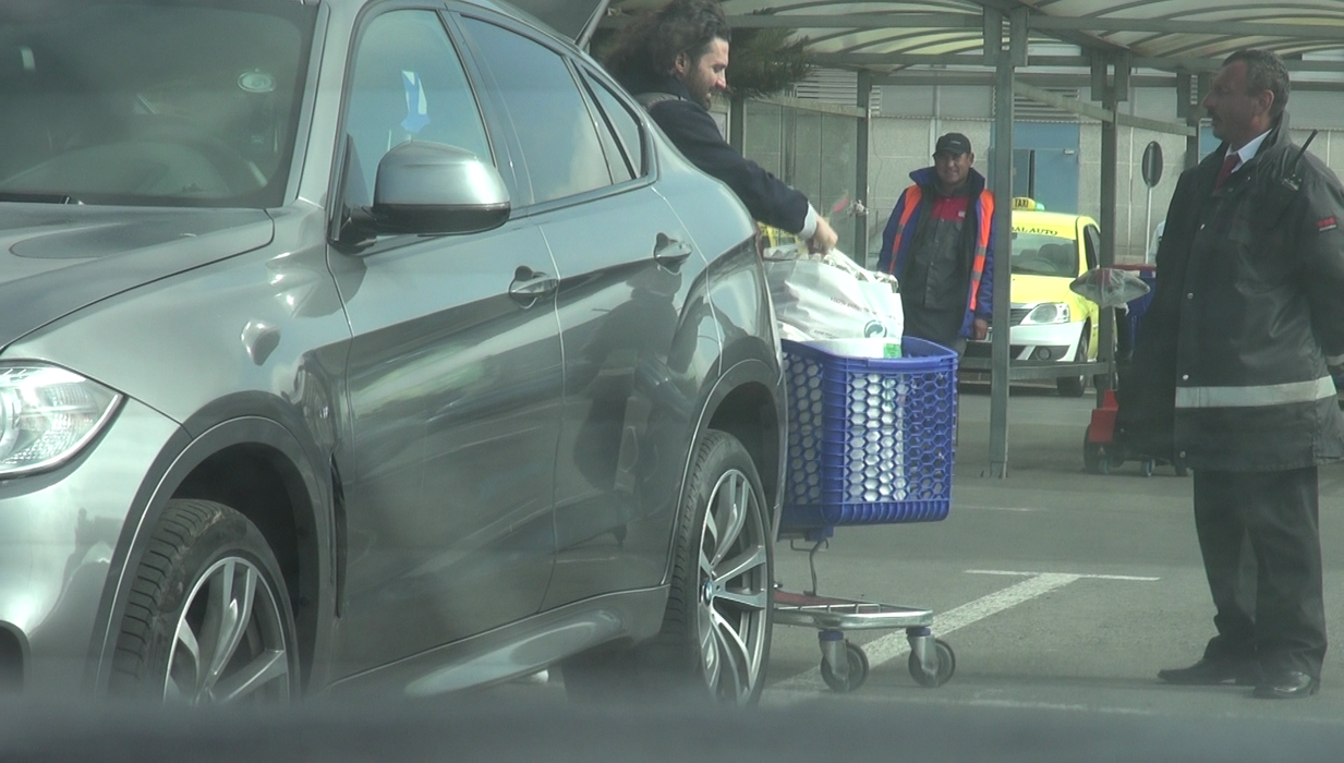 Sub privirile paznicului, Pepe se grăbeşte să descarce tot ce a cumpărat