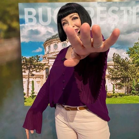 Neti Sandu a spus, în sfârșit, povestea din spatele coafurii sale celebre pe care o are de 25 de ani: “Fiecare stilist a vrut să-mi schimbe tunsoarea”