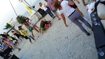 Dupa mai multe zile de distractie, Vladimir Draghia a esuat sfarsit pe nisip! Iubita i-a dansat in poala pentru a-l... scula!