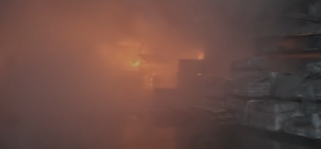 Incendiu major la o fabrică din Craiova! Mesaj RO-Alert pentru locuitori, pompierii luptă de ore bune cu flăcările uriașe