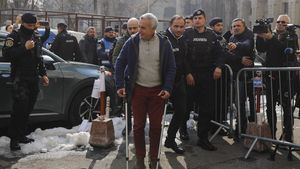 BREAKING | Călin Georgescu, oprit în trafic și ridicat de polițiști. A fost dus la Parchetul General!