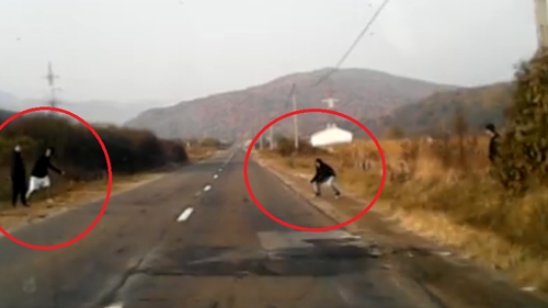 Pățania unor tineri care au întins un fir peste un drum național. Reacția unui șofer... VIDEO