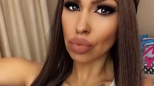 ”Spintecătoarea de la morgă” a născut în secret al treilea copil! A slăbit 20 de kilograme şi e ”un pachet de muşchi”