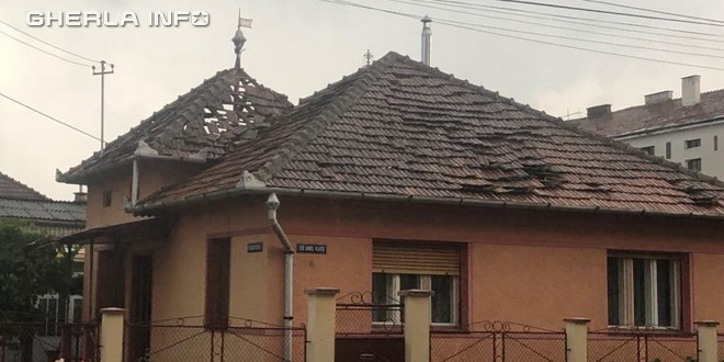 Casă lovită de fulger în Gherla: ”Acoperișul i-a zburat pe partea interioară a curții!”