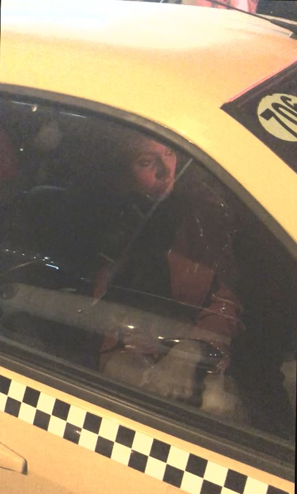 Laurette a urcat în față în taxi, în spate fiind prietena ei