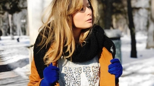 Laura Cosoi s-a îmbrăcat cu această haină şi lumea a început să se certe pe seama ei! Ce era în neregulă cu ţinuta ei!