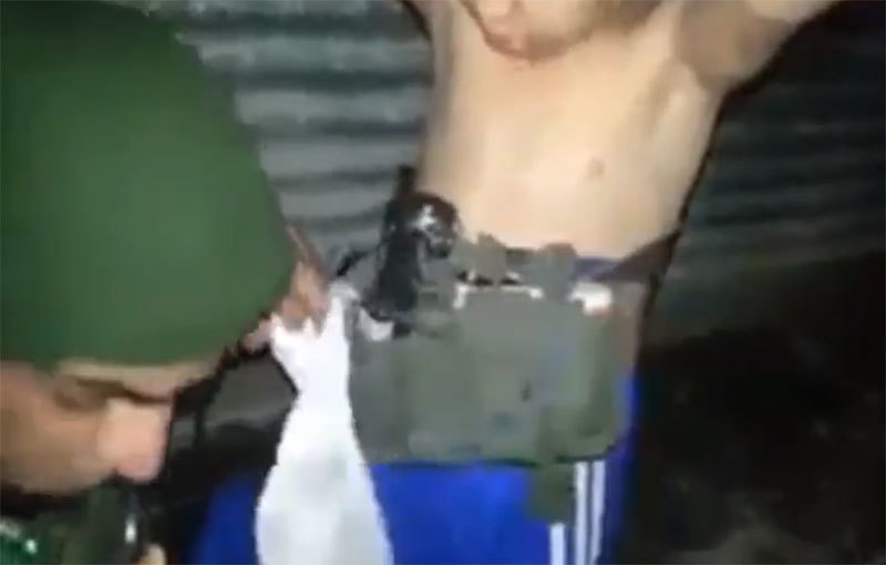 Video incredibil. Un copil de 7 ani purta asupra lui o bombă, iar un soldat din Irak a…