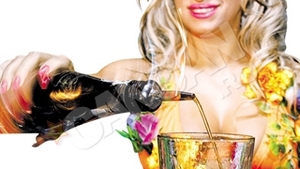 A dat peste cap cateva pahare de tarie si a prins curaj! Sanzi s-a sarutat in club cu Lucian Becali!