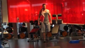 Slav trage din greu sa se mentina in forma pentru Bianca! Uite-l cat munceste in sala de forta si cum isi intretine patratele!