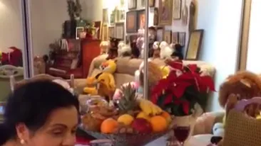 Si-a pus cainele la masa si au impartit sarmalele cu aceeasi furculita! Cum isi rasfata o artista de la noi patrupedul