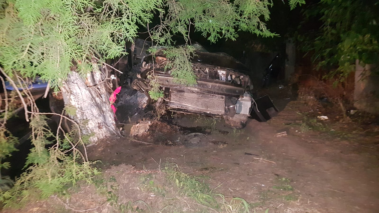 Accident grav în Teleorman. Doi tineri au intrat cu mașina într-un copac. Băiatul a rămas încarcerat