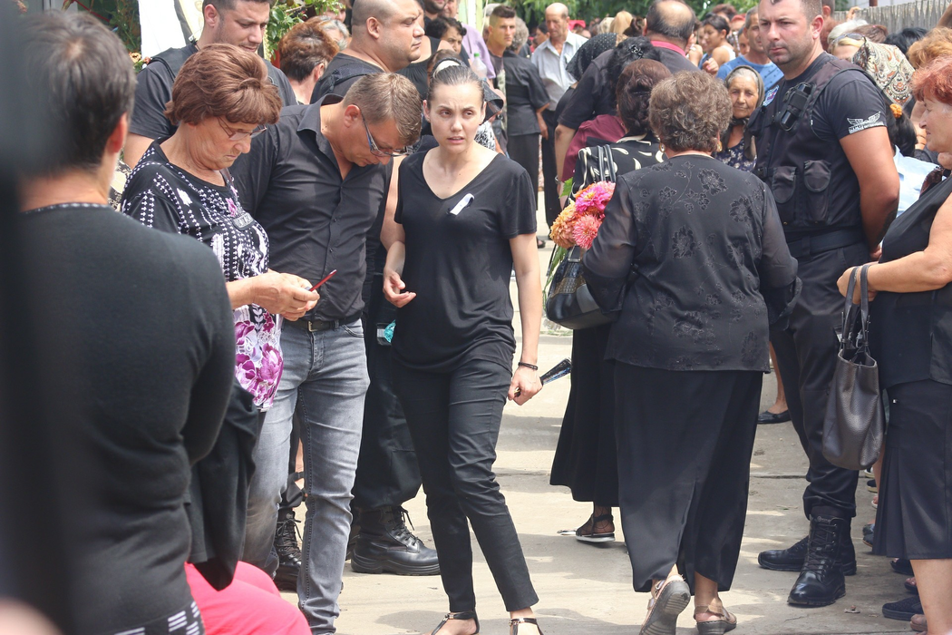 Sora Denisei nu îşi poate reveni din şoc