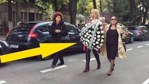 Ce a scris aceasta femeie pe coroana depusa la mormantul Paulei Iacob: "Prietenele tale..."