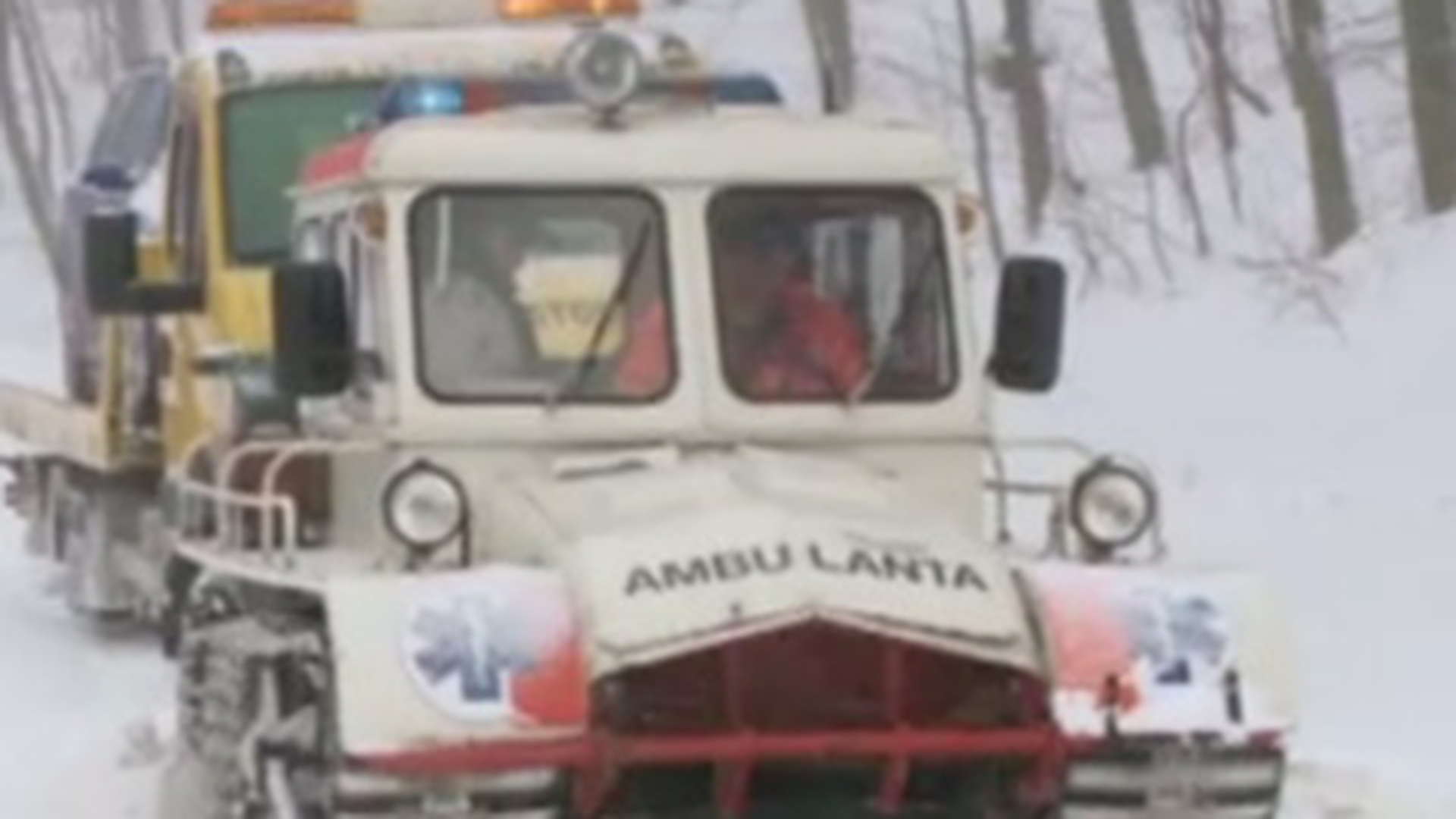 VIDEO O gravida si doi bebelusi, blocati in zapada, au fost salvati de o ambulanta pe senile